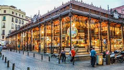  El Mercado de San Juan: Ożywiony portret życia codziennego i ekspresjonistyczne wcielenie koloru